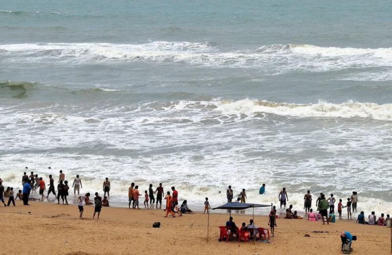 Goroomgo Sai Sandpiper: Beachfront Retreat Near Puri Temple Exterior photo